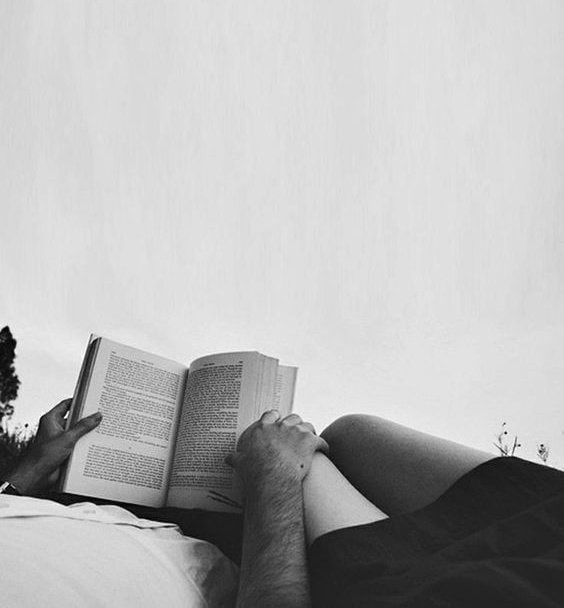 Me gustan los libros porque tienen dos grandes funciones: hacerme pensar o hacerme dejar de pensar. Y dependiendo del momento que esté atravesando cualquiera de estas opciones puede salvarme.