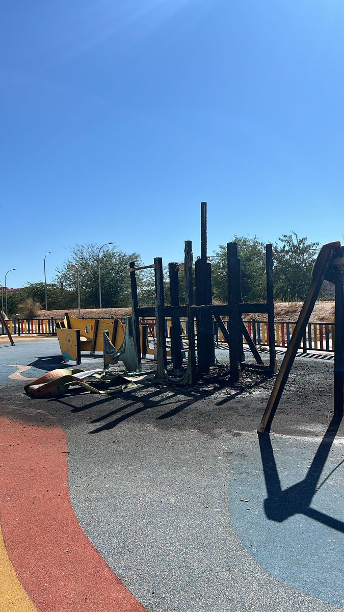 psanzc's tweet photo. Hola @Lineamadrid
El parque en el que juegan nuestros hijos se ha quemado. Ahora no tenemos donde acudir con ellos. Podéis remplazarlo lo antes posible?
Es un punto de encuentro y alegría para ellos. Este es el estado en el que ha quedado 
@AlmeidaPP_ 
https://t.co/SYpYuF4yau https://t.co/gQBcpRgS9e