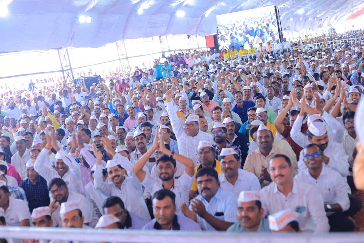 iambadasdanve's tweet photo. महाराष्ट्र राज्य जुनी पेन्शन संघटनेच्या वतीने आयोजित राज्य महाधिवेशनास पक्षप्रमुख उद्धवसाहेब ठाकरे यांच्यासमवेत आज उपस्थित होतो.सदरील आंदोलकांच्या मागण्यास महाविकास आघाडीचे सरकार स्थापन झाल्यास न्याय देऊ अशी ग्वाही यावेळी उद्धवसाहेब यांनी दिले.याप्रसंगी व्यासपीठावर काँग्रेस प्रदेश अध्यक्ष नाना पटोले, शिवसेना नेते संजयजी राऊत, सुभाष देसाई, खासदार भाऊसाहेब वाघचौरे, आमदार ज. मो. अभ्यंकर, मिलिंद नार्वेकर,आशुतोष काळे,विनोद घोसाळकर व नितेश खांडेकर उपस्थित होते.