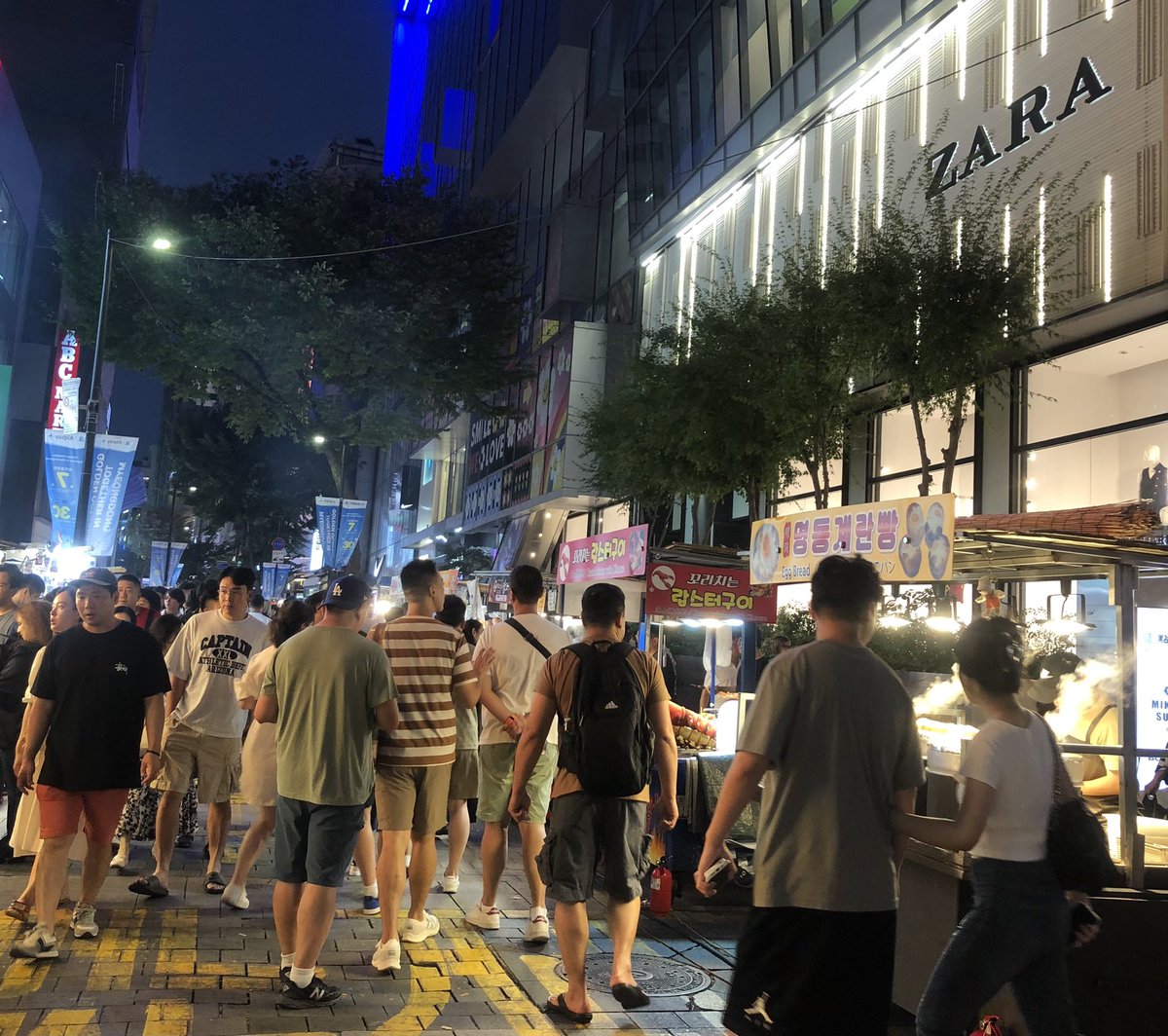 지금 시각 찜통 같은 무더위에도 명동은 
추석을 맞아 외국인 관광객으로 특수을 
누리며 불야성을 이루고 있다.