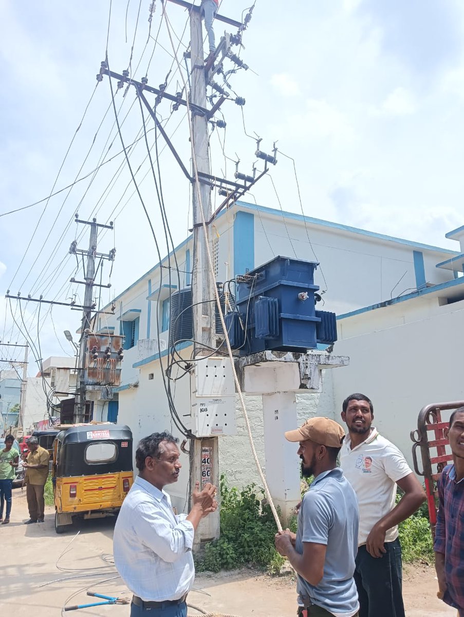 TG_NPDCL's tweet photo. #TGNPDCL :: #Khammam
In view of "Lord Ganesh idol Nimajjanam", TGNPDCL is taking complete #precautionery #measures to avoid untoward incidents due to #electrical lines.
It is making due arrangements for smooth movement of procession of idols, in addition to maintaining uninterrupted #power #supply at all major #Nimmajjnan" points.
In Khammam, SE.Opn has personally monitoring all the above such activities.