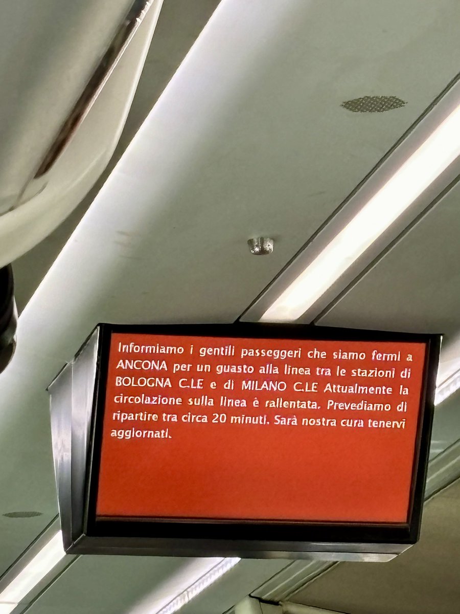 emiliodf's tweet photo. @mannocchia @fsitaliane @Frecciarossa_IT #FR8814 Lecce-Milano | Se va bene ripartiremo da Ancona con 70’ di ritardo. Salito a Pescara (ritardo 16’) ho chiesto al personale di bordo: “Il guasto sulla linea Bologna-Milano avrà impatto su questo treno?” Risposta: “No, sta gradualmente tornando alla normalità” 🤡@mitgov_it https://t.co/8BtBaqMfSP