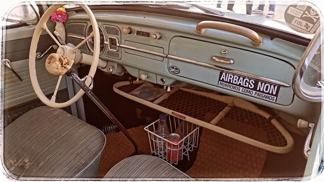 "AIRBAGS NON. MORREMOS COMO PAISANOS" 😉 #OverdoseBug #Volkswagen #Beetle #classiccar #Luanco (#Asturias)