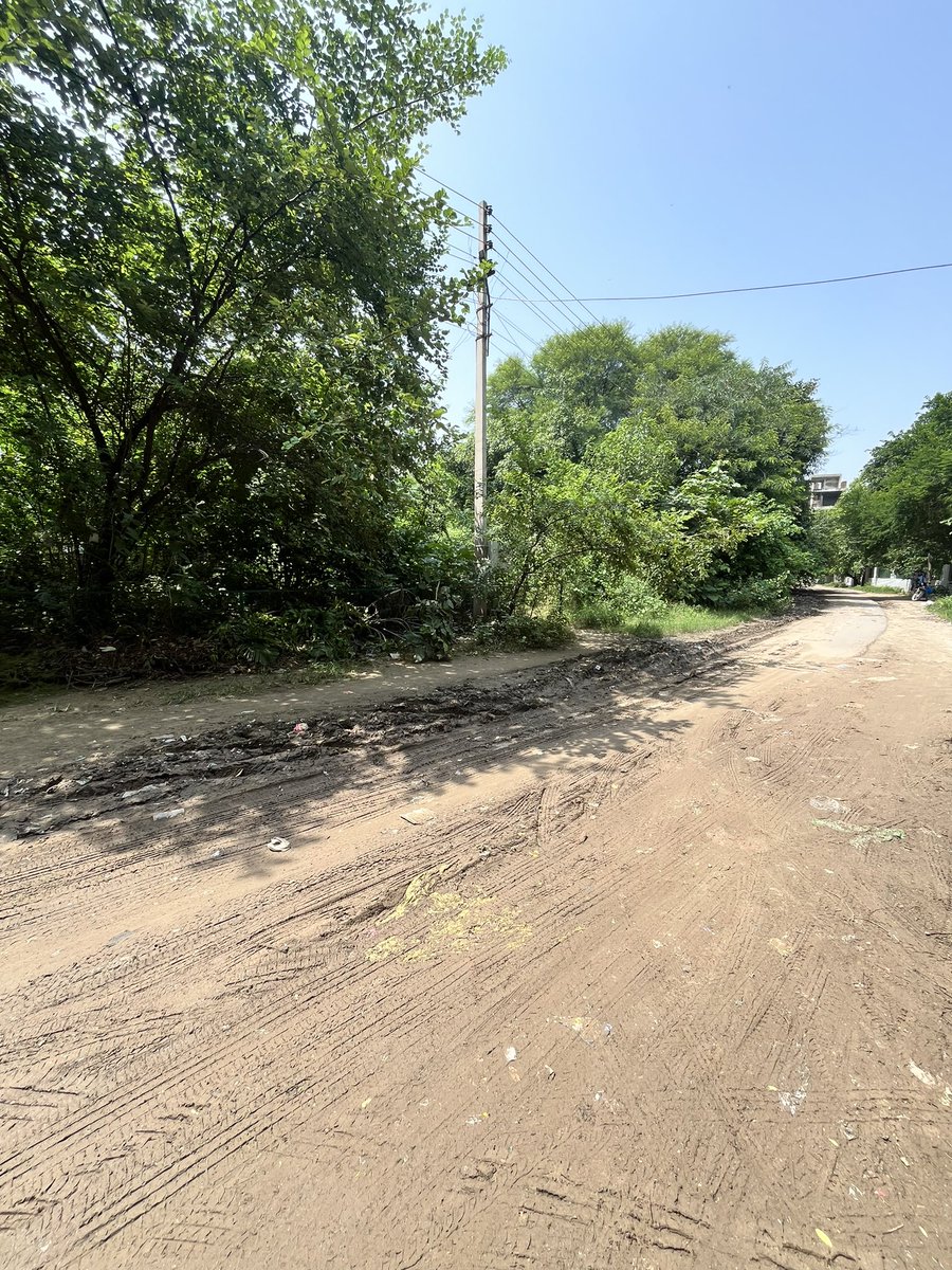 Status of roads is abysmal in Sector 40 Gurugram. So much silt has collected leading to water logging during rain. Roads are all broken with large potholes, sometimes even hard to find the road. Please provide relief <a href="/MunCorpGurugram/">MCG</a> <a href="/Rao_InderjitS/">Rao Inderjit Singh</a> <a href="/bjp_haryana/">bjpharyana</a>