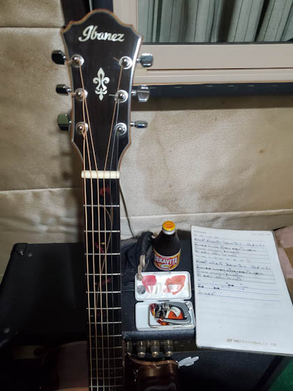 PrfmCover's tweet photo. 今日も練習🎸🎤😲🎶
途中でコードの押さえ方を変えたんでもう少し練習が必要😵
明日収録��きるかな？📹🎙
 #Perfume  #アコギカバー  #弾き語り #prfm https://t.co/KEVg9hq1YR