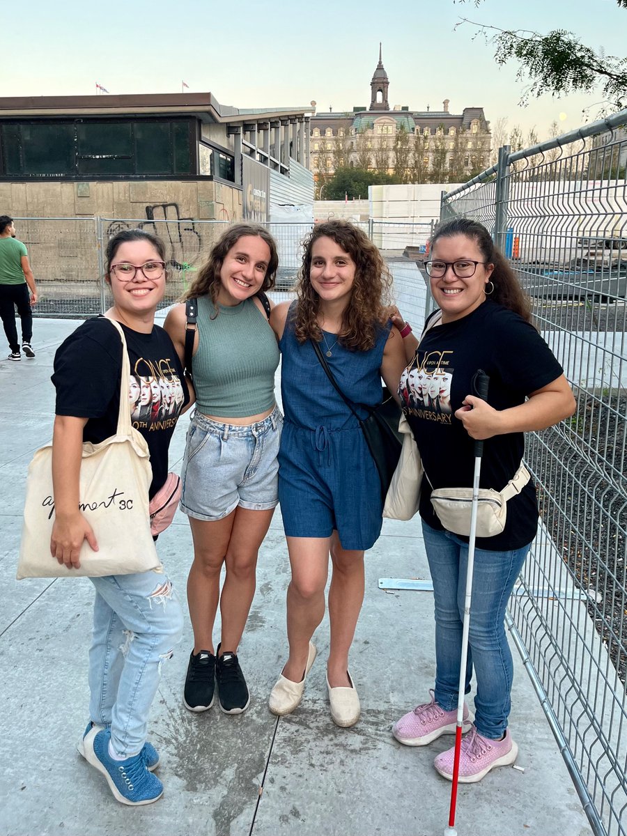 captainswanfan4's tweet image. American twin oncers meet Canadian twin oncers in person. 🇺🇸🇨🇦 
#oncers #captainswan #onceuponatime #twins