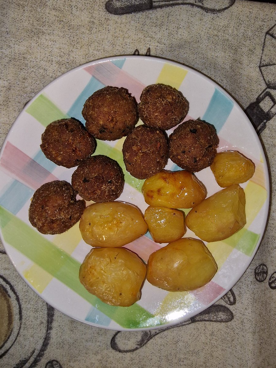 Anninafly's tweet photo. Oggi pranzo polpettabile 😋
#jessyselassie #jeru https://t.co/S5exAEZrfF