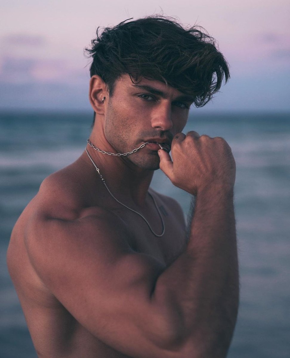 SebsStone's tweet image. #SeductiveSunday

#FreeRol