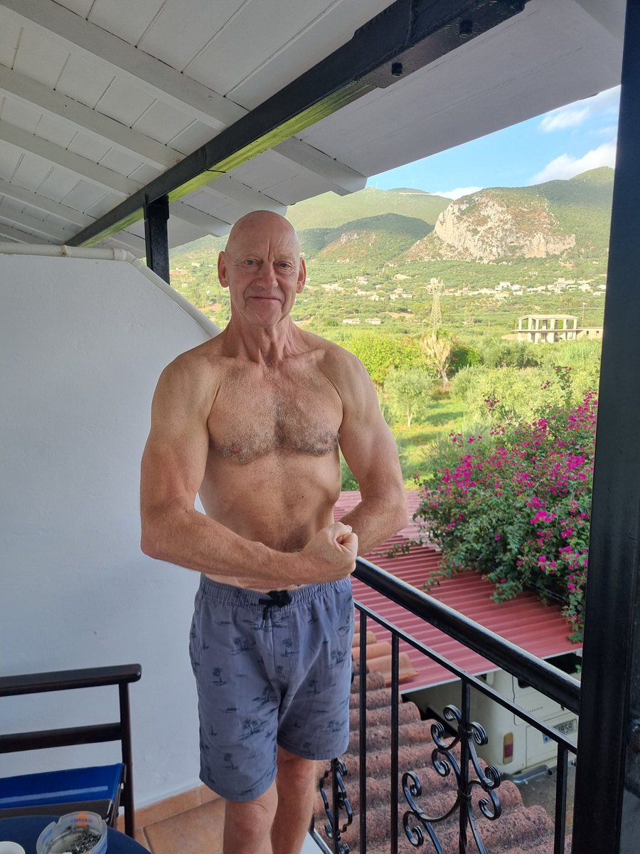 GrumpyVeteran2's tweet image. Two pictures 12 months apart. I wasn't happy in the first picture, so I joined @PureGym Western Avenue November last year. 1 hr CV and 1 hr weights a day. Cut out carbs and eat loads of protein. Feeling so much better. #HealthyLife #FitnessGoals #gymlife #FitnessJourney #puregym