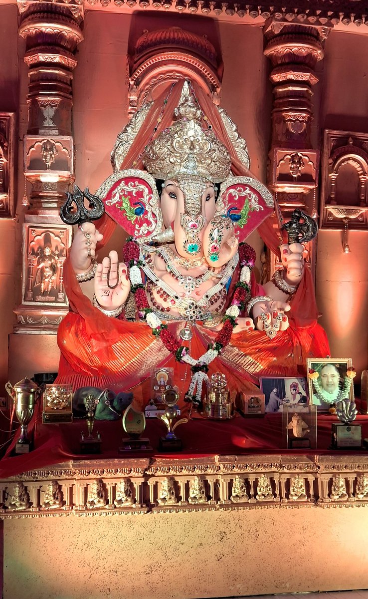 mohit3079's tweet photo. #GanpatiBappa Darshan at Vile Parle and Santacruz !!! And Tonight it's going to be #FortchaRaja and #Khetwadi #Ganpati Darshan !!! @baxirahul @RoadsOfMumbai @MirchiJeeturaaj https://t.co/vnJGdkk50G