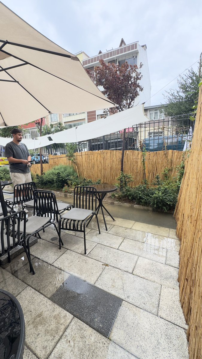 Bizi denize götürmeyip denizi bize getiren ilk başta <a href="/Toki_Kurumsal/">TOKİ</a> arkasından ilgileniceğiz diyen be hiç bir şey yapmayan <a href="/BagcilarBld/">Bağcılar Belediyesi</a> yazsak bile umursamayan <a href="/tc_cimer/">Cimer</a> e teşekkür ederiz artık oturdugumuz yerden balık tutuyoruz