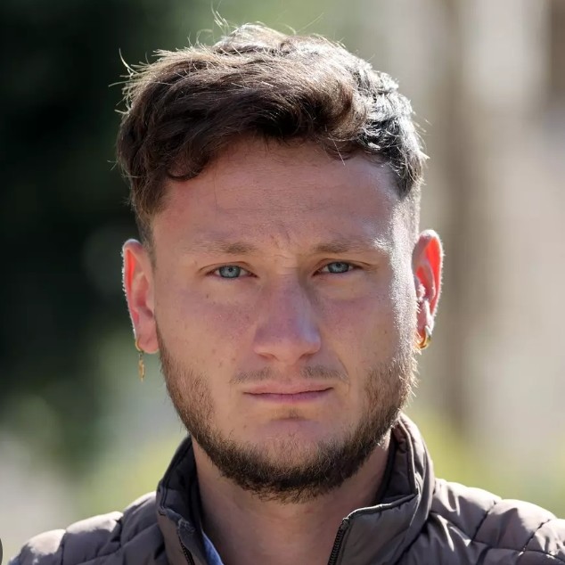 gauchecaca's tweet image. Raphaël Arnault a jeté l'opprobre sur François Ruffin et l'a fait huer pour avoir osé critiquer Mélenchon. 
Violence, humiliations publiques étaient les méthodes des SA dans les années 30 ou des tontons macoutes en Haïti. 
En France, ce sont actuellement les méthodes des antifas.