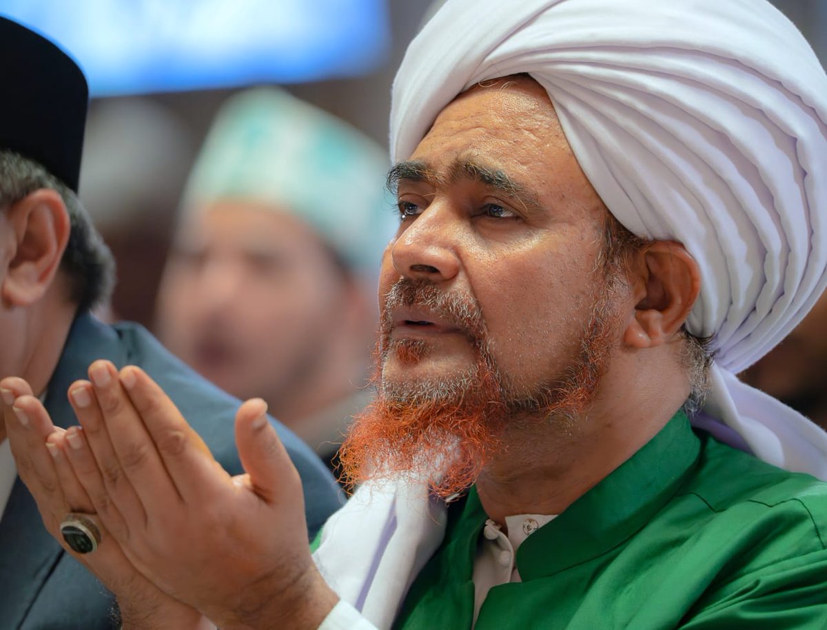 habibomar's tweet photo. اللهم بارِك لنا وللمسلمين أجمعين في ذكرى ميلاد نبينا سيدنا محمد صلى الله عليه وآله وصحبه وسلم، 
واجعل في هذه الذكرى توالدَ الأنوار في قلوبِ المؤمنين تتزايد بمعاني إنابةٍ إليك وخشيةٍ منك وتعظيمٍ لأمرِك وثقةٍ بك وبقُدرتك يا أقدرَ القادرين.
اللهم أدِم لنا الأمن والطمأنينة وزدنا إيماناً ويقينا، وأصلح شؤوننا سرا وعلنا، وانظر إلى المؤمنين نظرةً تدفع بها البلايا والرزايا عنهم ظاهراً وباطناً يا حيُّ يا قيوم. 
اللهم وأصلِح شؤونَنا والأمة، واكشفِ الغُمَّة، وأجلِ الظلمة، وادفعِ النِّقمة، وعامِل بمحضِ الجودِ والرَّحمة، وأصلِح لنا وللأمةِ السرَّ والنجوى، وادفع عنا وعنهم كُلَّ بلوى، واجمع شملَهم بعد الشتات، واجعلنا مفاتيحَ للخيرِ مغاليقَ للشر، وأصلِح لنا ما بطنَ وأصلِح لنا ما ظهر.
إلهَنا بما نوَّرتَ به قلوبَ الرعيل الأول مِن محبَّتك ومحبةِ هذا الحبيب وكمالِ الإيمان فانظر إلى قلوبِنا ونوِّرها من ذلك النور، وأدخِلنا في دوائرِ أهلِ ذلك العملِ المَبرور والسَّعيِ المَشكور. 
 اغفر لنا ولوالدينا وذوي الحقوق علينا يا خيرَ غفور، وللمؤمنين والمؤمنات والمسلمين والمسلمات أحياهم وموتاهم إلى يومِ البَعثِ والنشور.
اللهم أصلِح لنا دينَنا الذي هو عصمةُ أمرِنا، وأصلِح لنا دنيانا التي فيها معاشُنا، وأصلِح لنا آخرتَنا التي إليها معادُنا، واجعل الحياةَ زيادةً لنا في كلِّ خير، واجعل الموتَ راحةً مِن كلِّ شر، برحمتك يا أرحم الراحمين.
https://t.co/Ugyk4fi0aX

#ربيع_الأول #رسول_الله #دعاء #المولد_النبوي #عمر_بن_حفيظ #habibumar #habibumarbinhafiz #mawlid #rabiulawal #duaa