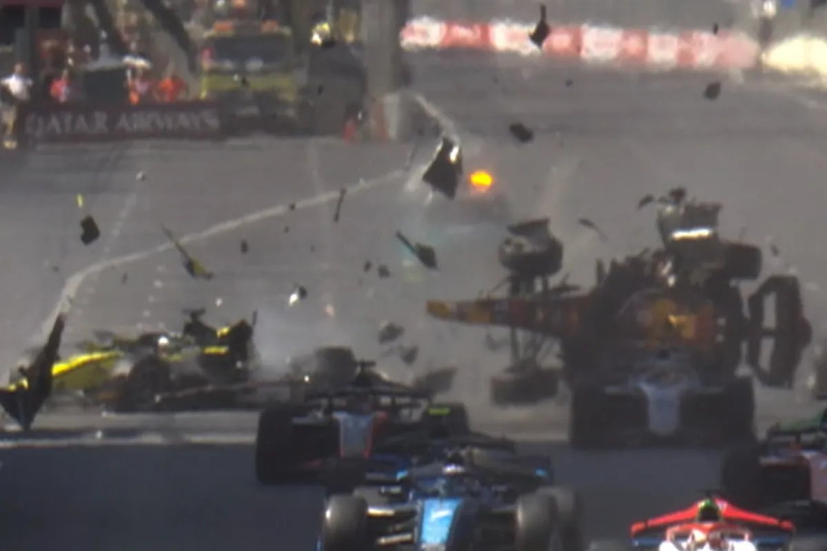 LigaFormula1's tweet photo. ¡Escalofriante! Fortísimo accidente múltiple en la salida de la Fórmula 2 con Pepe Martí por los aires https://t.co/FH22JZkDyT https://t.co/D2XCl9b24f