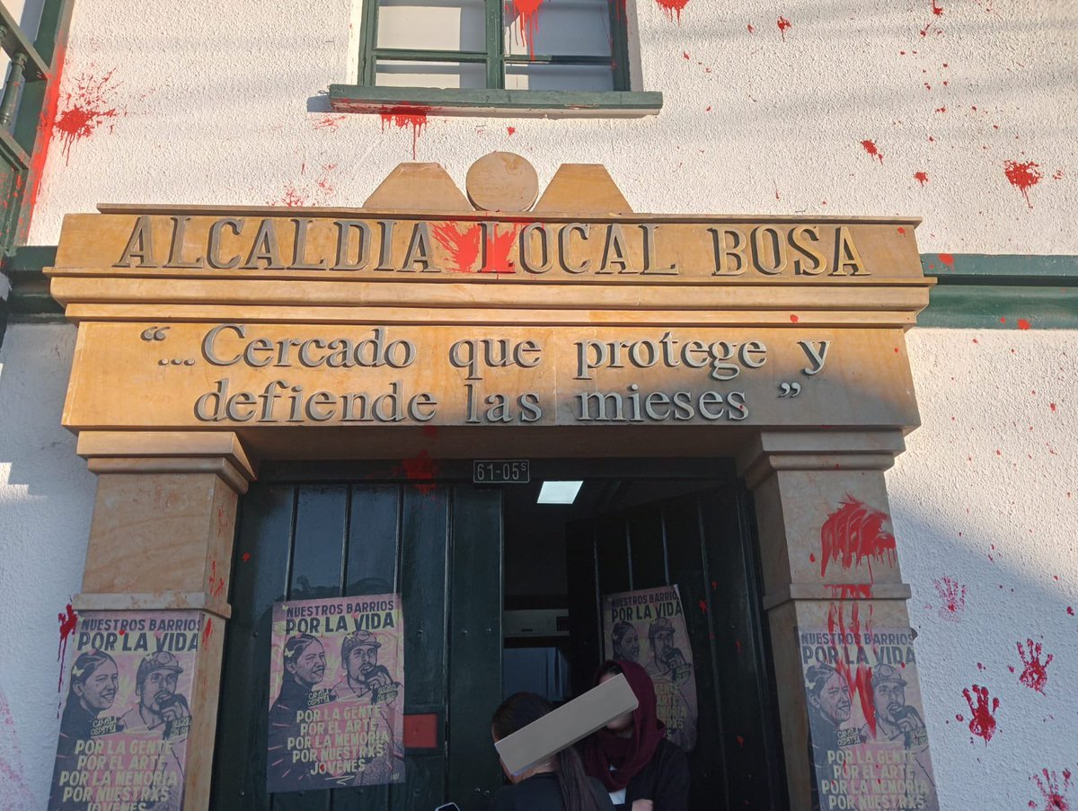 germanbernalc's tweet photo. Así amanece hoy la fachada de @AlcaldiadeBosa después de una marcha que defendía la vida. Qué triste. Cómo reacciona la administración distrital frente a esto? @CarlosFGalan @manolitosalazar @BluRadioCo 
@GAquinteroA @CMILANOTICIA @CityNoticiasTv 
@tatianagc04 
@NestorMoralesC https://t.co/Hr3oaqHU9W