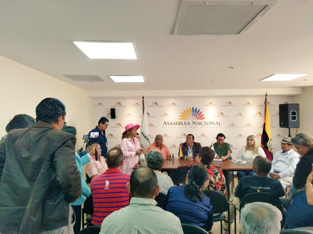 AnaConcomindaba's tweet photo. #Fedarteg participó en el Conversatorio con el #AsambleistadelPueblo @JorgeChambaC donde indicamos la problemática de pago de más 3 meses que tienen los #Artesanos por sus Ordenes de Compras generadas por @Educacion_Ec y deben ser pagadas x @FinanzasEc. #losartesanossomospueblo. https://t.co/cKrdSeHwWl