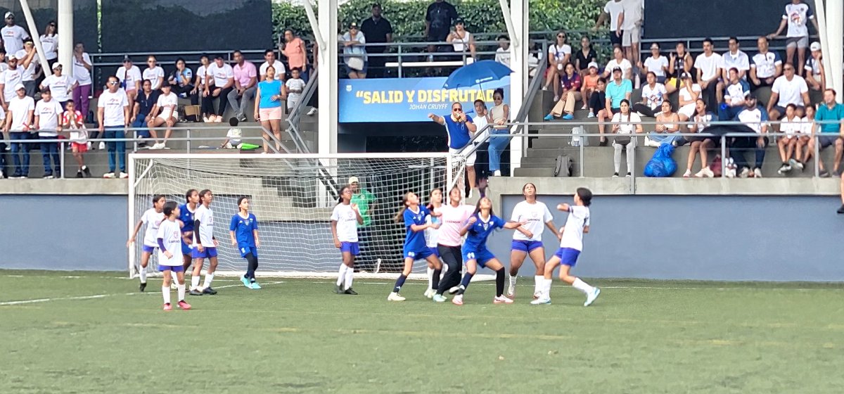 SoyRLMauro's tweet image. #Mundialito #Femenino #Sub13 Ver a estas niñas demostrar sus habilidades, pasión y entrega por el fútbol, motiva para seguir organizando estos eventos. Muchas gracias por todo el apoyo recibido!
@betzaidaubri @elyencarnacion @ErickPerezN @quiqueangulo99 @BennyMetz @balompiedom