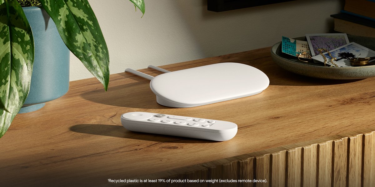 madebygoogle's tweet image. Easy on the 👀 and easy to use.

✨ Sleek, floating stance sculpted design
🎨 Comes in 2 neutral colorways
👍 Redesigned remote with an optimized button layout
♻️ Made with at least 65% recycled plastic¹

Stream like a dream with the #GoogleTV Streamer: goo.gle/3ZdpcID