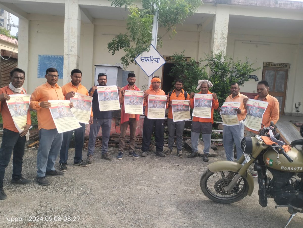 Rakesh_Chhawadi's tweet photo. #Justice_For_Trackman #Ldce_Open_To_All आज शिक्षित ट्रैकमैन जवाब मांग रहा है कि आज तक ट्रैकमैन को विभागीय भर्ती से क्यों वंचित रखा गया।
ट्रैकमैन आज भी महादलित है
बदलते समय की यही पुकार है 
ट्रैकमैन को भी LDCE का अधिकार है
@RahulGandhi @PMOIndia  @aajtak @AshwiniVaishnaw @INCIndia https://t.co/oxjN4Ds4Eq