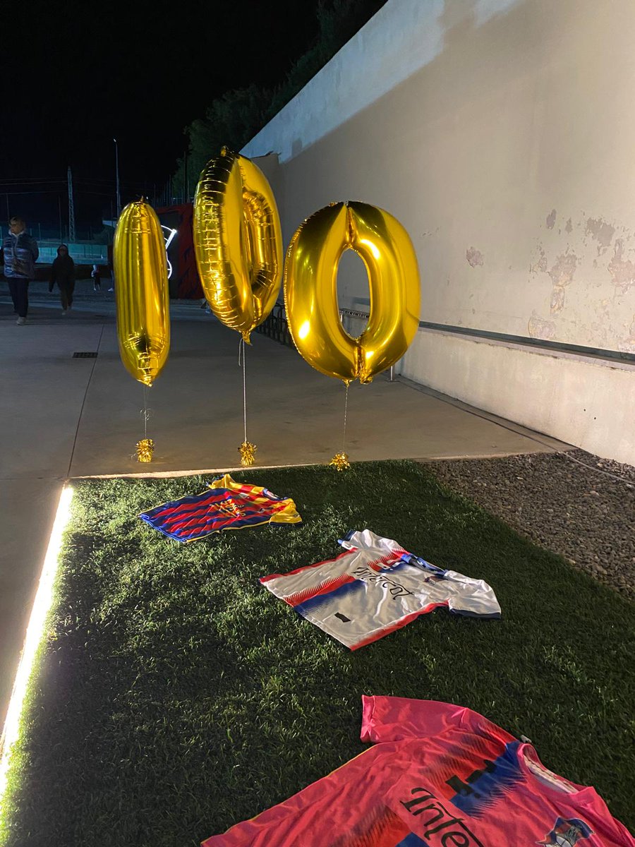 👥️ Gran Festa, ahir, del centenari del <a href="/FCPRADENC/">Futbol Club Pradenc</a> a Prats de Lluçanès, amb el president del club entregat al poble i al futbol.

Hi eren els exalcaldes i l'actual alcalde de <a href="/pratsdellucanes/">Prats de Lluçanès 🎗</a>, <a href="/jordibruch/">jordi bruch franch</a>, i el representant d'<a href="/esportcat/">Esports</a>, <a href="/MarchClaret/">Josep March Claret</a>.

@cons_llucanes <a href="/FCF_CAT/">Federació Catalana de Futbol</a>