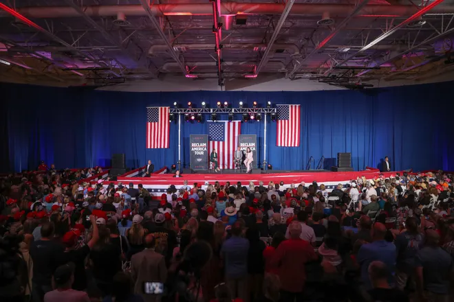Colorado_Based's tweet photo. MAHARIZONA! It's clear to see from the size of the #MAHA crowd showing up for @RobertKennedyJr and @TulsiGabbard on the #RestoreAmericaTour that #Arizona wants to #MakeAmericaHealthyAgain! 

(Photos by Owen Ziliak/The Republic) #RFKJr #RFKJr2024 #MAGA #ArizonaforTrump #RFK4Trump https://t.co/YDpypv2emq