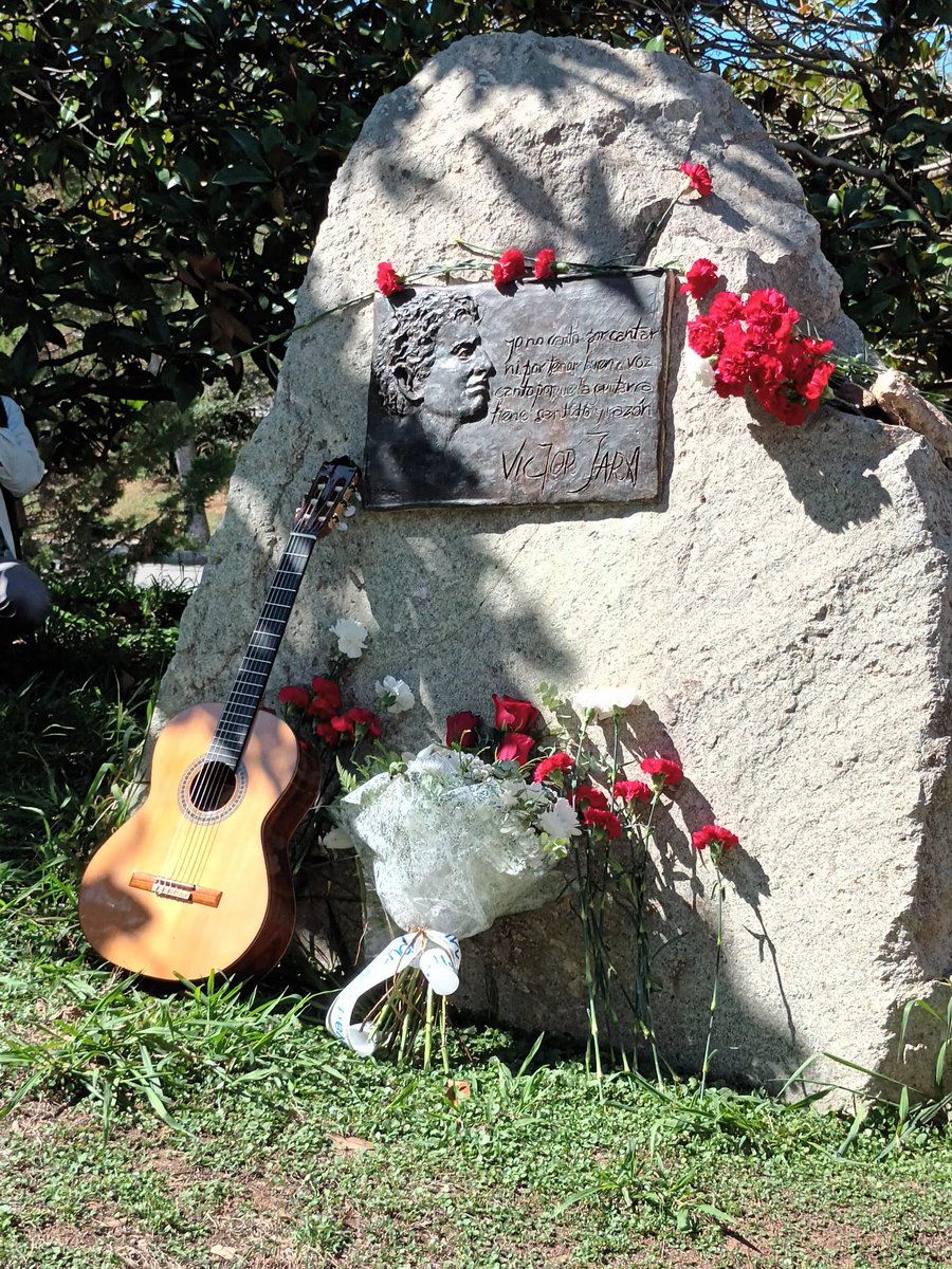 Gracias a la AAVV Canyelles, a <a href="/Bcn_NouBarris/">Districte de Nou Barris</a> por su apoyo en el homenaje a #VíctorJara #TerecuerdoVictor, a <a href="/AllendeBcn/">Comitè Ciutadà per l'Homenatge a #SalvadorAllende</a> por su colaboración y a la ciudadanía por acompañarnos en el emotivo evento. 
#51añosdelGolpe