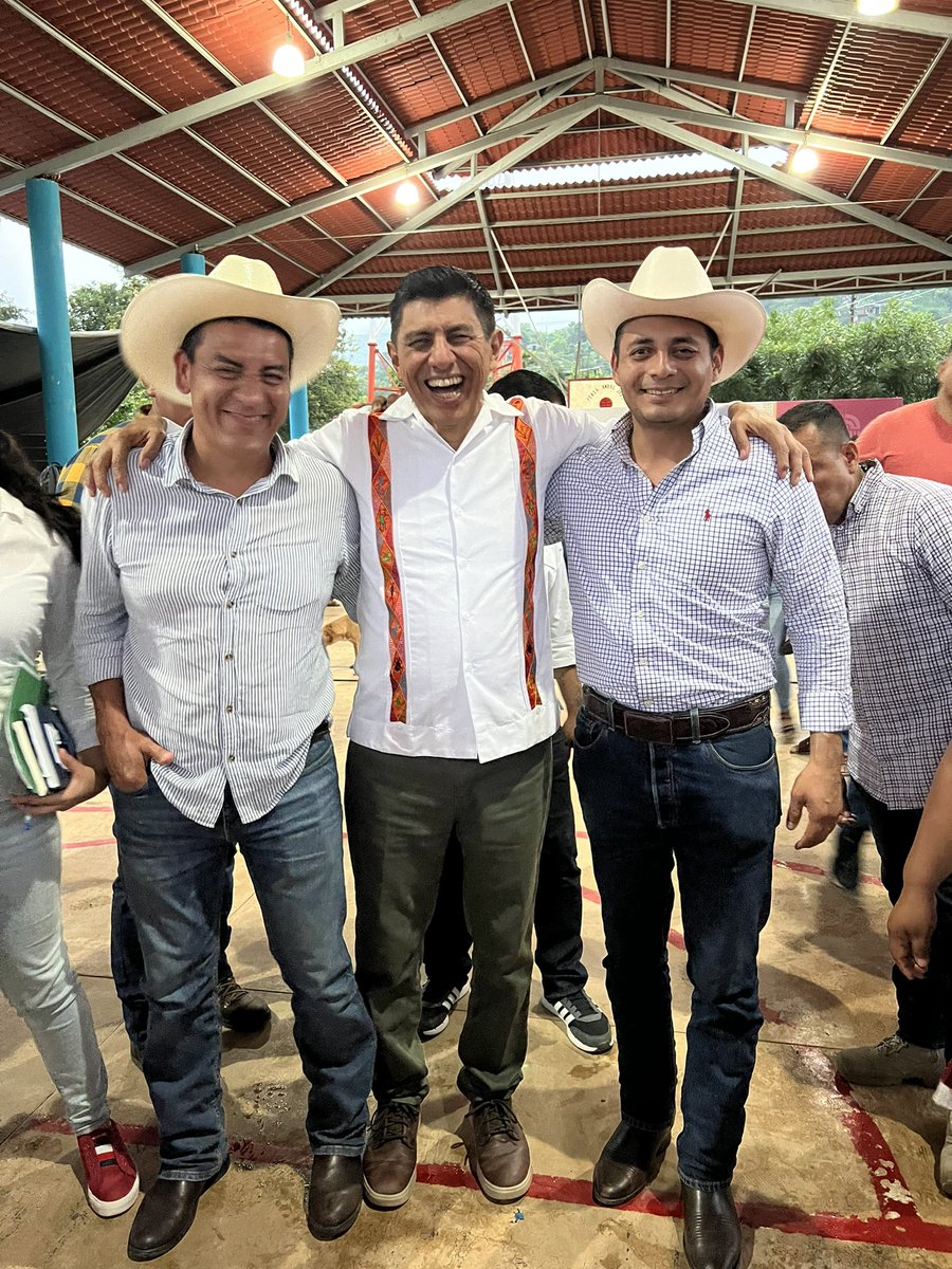 Muchas felicidades Sr Gobernador <a href="/salomonj/">Salomón Jara Cruz</a> que Dios le conceda mucha salud y felicidad. 
Reciba un fuerte abrazo mucho cariño. De parte de todos los productores agropecuarios de la costa de Oaxaca.