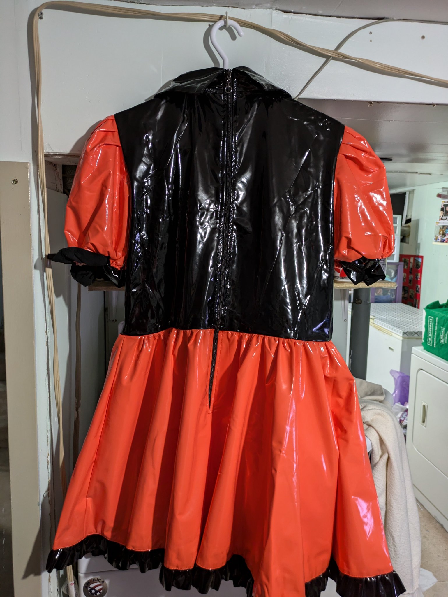 2 pic. I gots some new pvc shinies! Something Halloween flavored, and the silly sissy bonnet dress that I've wanted for a long time and finally convinced myself to buy~ https://t.co/pJiLmR26Ch