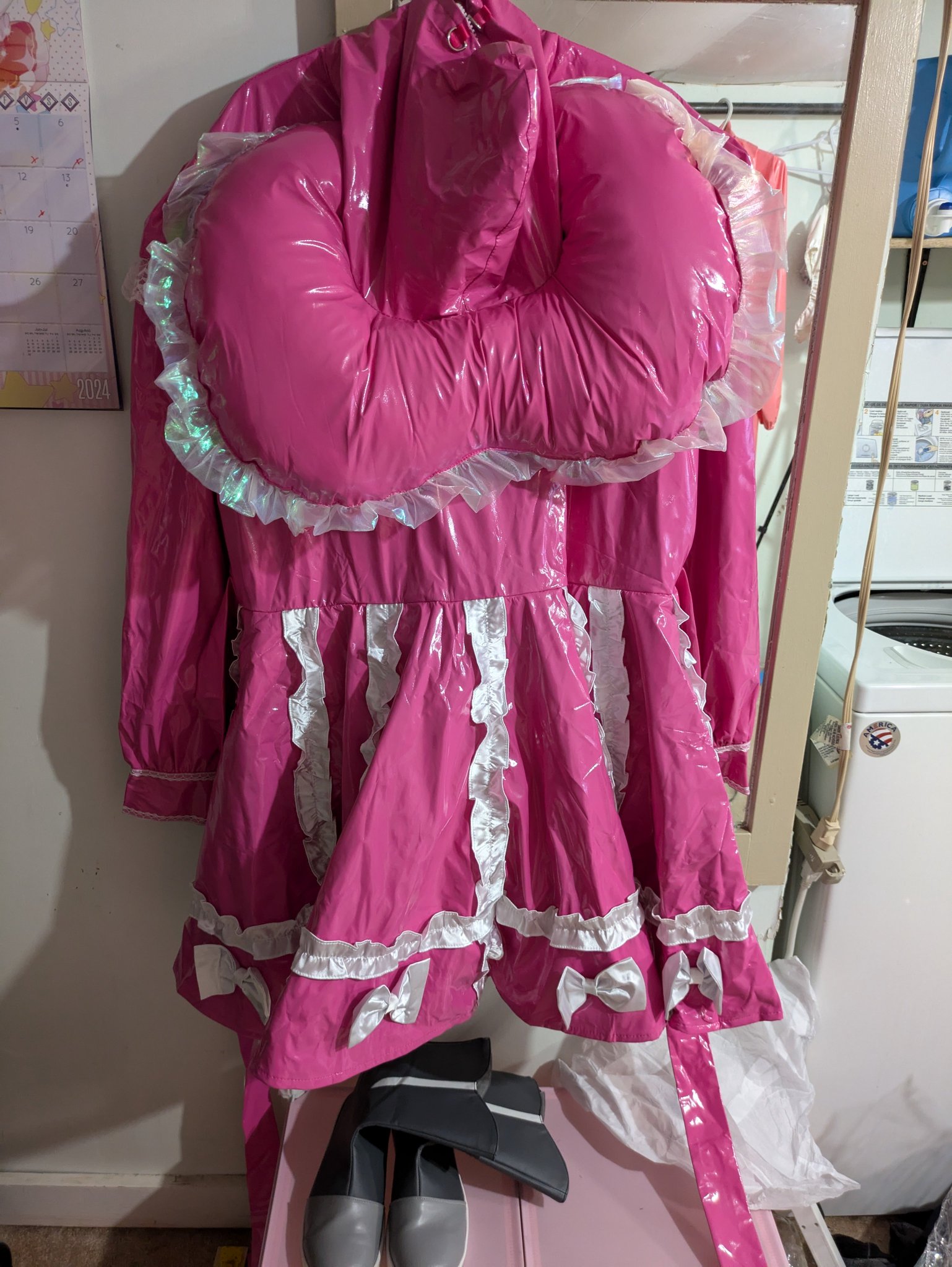 4 pic. I gots some new pvc shinies! Something Halloween flavored, and the silly sissy bonnet dress that I've wanted for a long time and finally convinced myself to buy~ https://t.co/pJiLmR26Ch