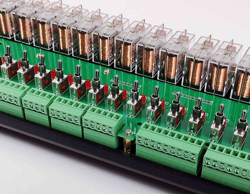 habr_com's tweet image. «Это уже ближе к натуральному киберпанку, и если вы установите такого красавца в свой электрощит, то несомненно станете легендой местных электриков»

KC868-E16P — всё брутальнее и брутальнее (теперь с тумблерами прямо на контроллере): u.habr.com/SPdsq