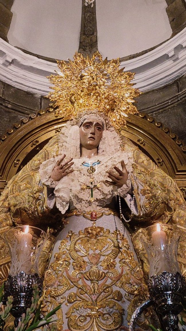 Frann__46's tweet photo. "Por qué el oro no tiene colores pa' la Esperanza que trae tu mirada". https://t.co/OqDeWlILAy