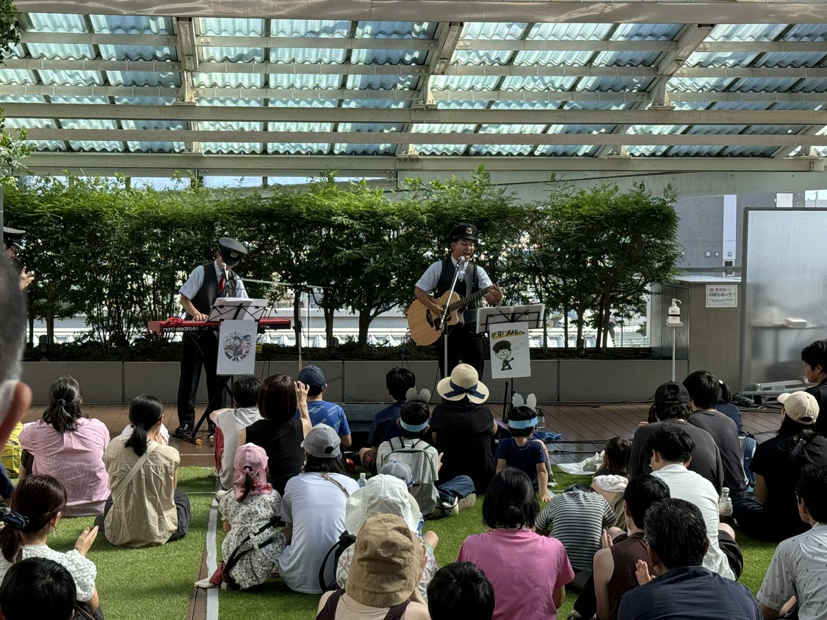 hnt213's tweet photo. 歌う駅員さんステージ https://t.co/fZlGTVjc3N