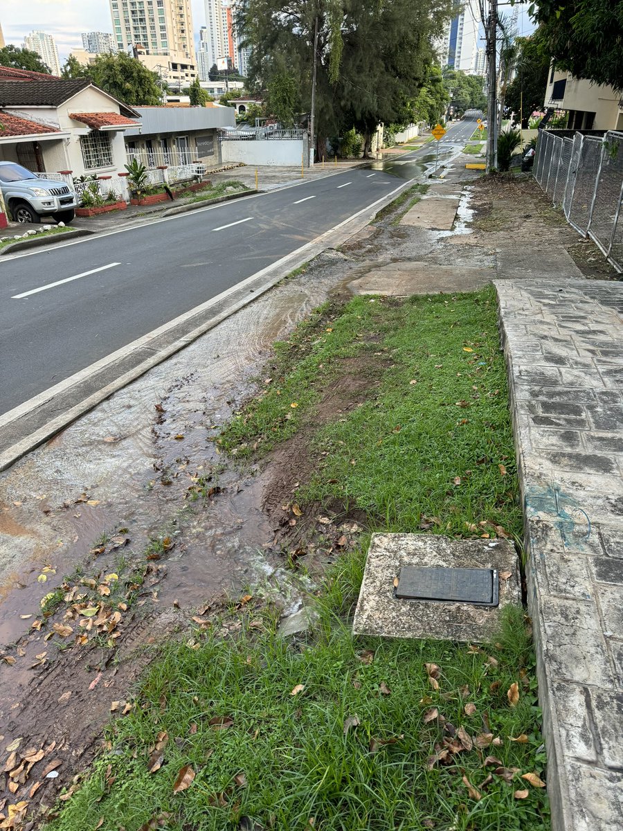 REHEKU's tweet photo. Por segunda vez en un mes, fuga de agua en tubería que sale al asilo de ancianos Wonder Years, calle 68 este.  Por favor, que alguien atienda esto, el desperdicio de agua es impresionante @serenavamvas1 @jcsanfrancisco_
@SanFran_SOS @IDAANinforma https://t.co/SmtvwQk5NW