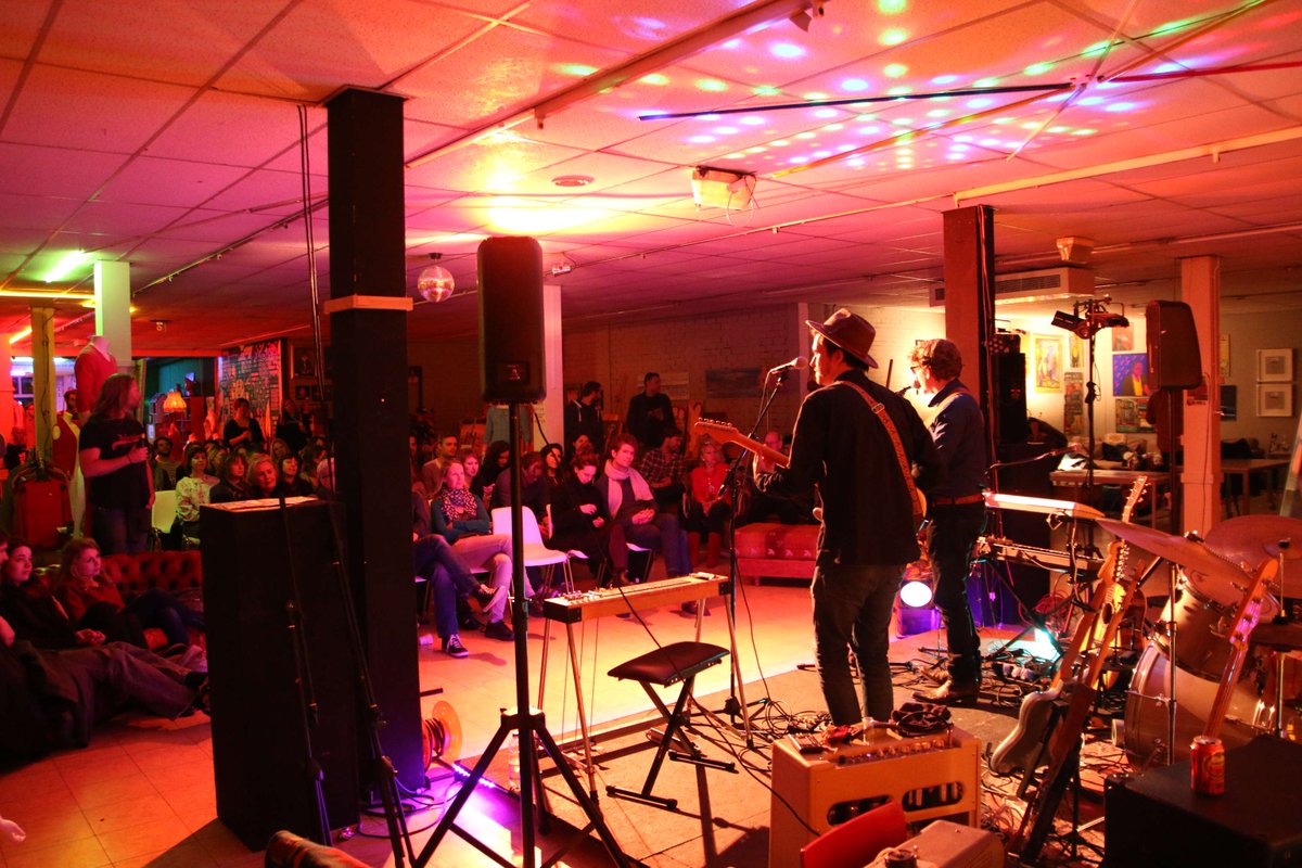 Bij Popup 010 stond Maurice van Hoek achter de microfoon 🎤. Met zijn mooie stem en liedjes wist hij het publiek te raken. Zijn optreden zorgde voor een fijne sfeer voor de hele zaal. ✨

#Toko51 #OudeWesten #Rotterdam #Creativiteit #WestKruiskade #CretopiaRotterdam