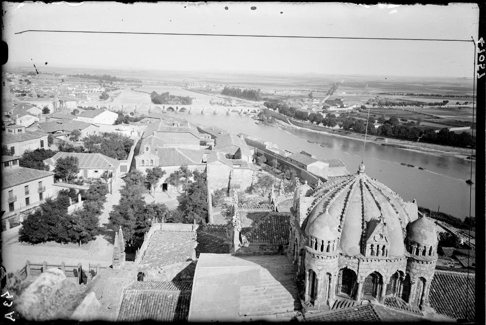 La Catedral de #Zamora cumple hoy, 15 de septiembre, 850 años. Así la retrató el fotógrafo Antonio Passaporte a principios del siglo XX.