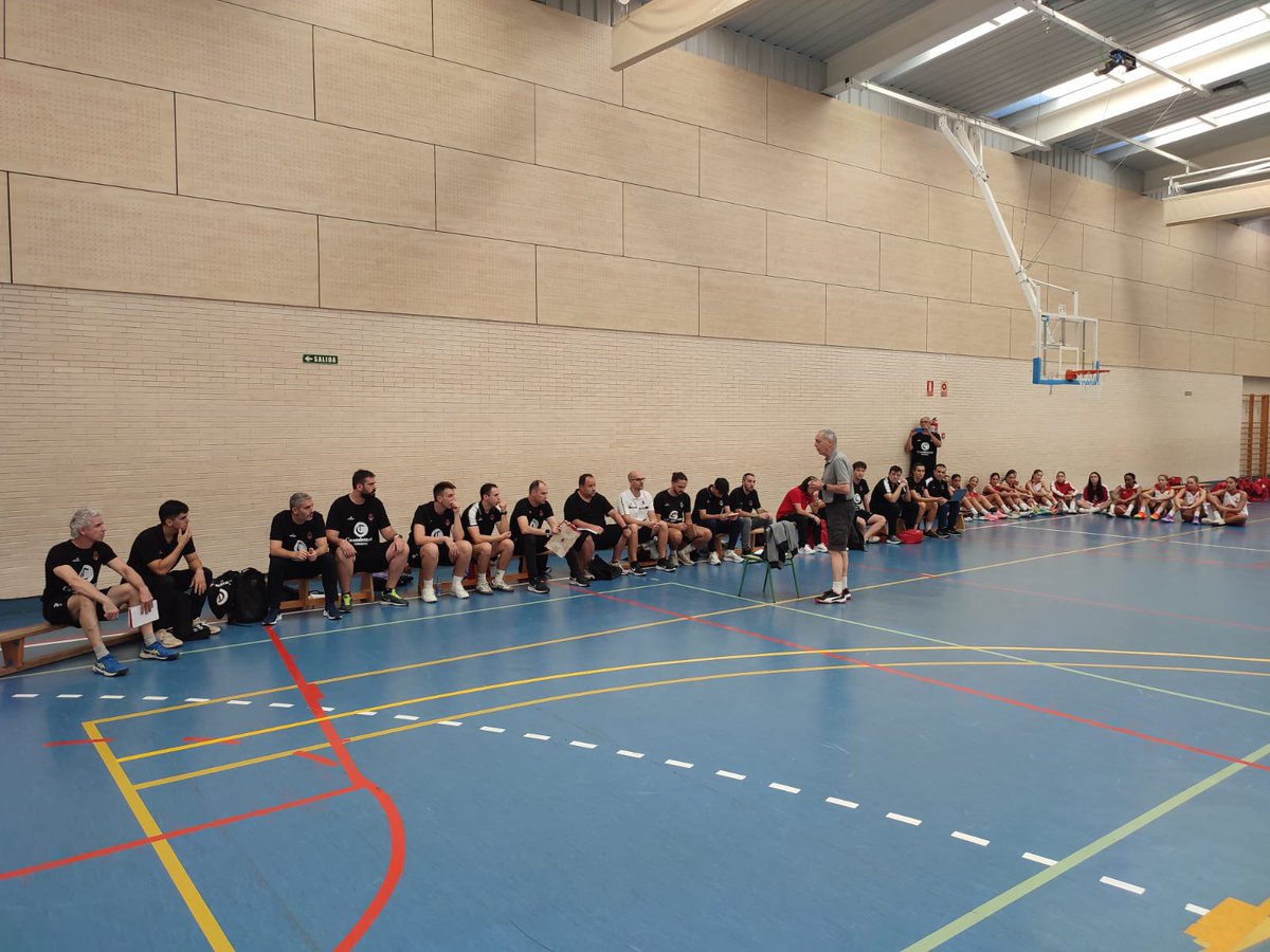 👨‍🏫 Los entrenadores de la cantera de Casademont Zaragoza asisten a una charla técnica impartida por José Luis Ereña