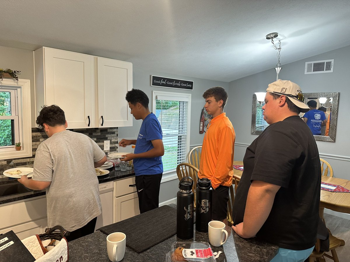 Team breakfast before the final day of the Patrick Kloeker Memorial Invitational. #TIG