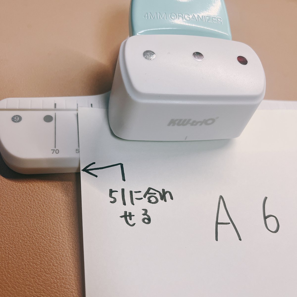 nono15note's tweet image. çºèŠããã®ã§ã¡ã¢ã
Bineçšã«A6çšçŽã«3穎ãã³ãã§ç©Žããããæã®åããæ¹
bineçŽæ£ãçŽç«¯ãã穎ãŸã§çŽ3mmã穎åŸãçŽ4mmã®ãããã¢ããŸã³ã§(åç1æç®ã®)3穎ãã³ã賌å
¥ããŸããã
2æç®)çŽã®ç«¯ã51ã«ã»ããâ穎ãã
3æç®)è£è¿ããŠãã³ãã®ç©Žã«åãããŠâ穎ãã
4æç®)宿å
#ããŸãæ°