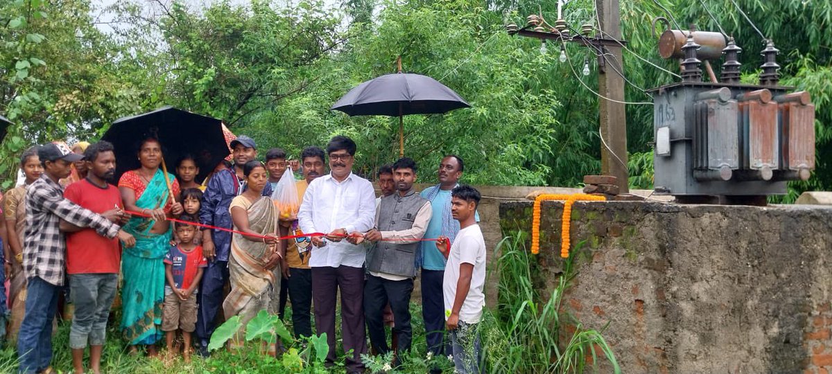 YogendraGomia's tweet photo. आज कसमार प्रखंड के सोनपुरा पंचायत, ग्राम सोनहर में 100 KVA ट्रांसफॉर्मर का उद्घाटन किया। खराब ट्रांसफॉर्मर के कारण हो रही समस्याओं को देखते हुए मैंने तुरंत पहल की और बिजली बहाल की। इस अवसर पर ग्रामीणों और कार्यकर्ताओं ने मेरा जोरदार स्वागत और अभिनंदन किया। आपकी खुशी और सहयोग ही मेरी प्रेरणा है।

@HemantSorenJMM @JmmGomia @JmmJharkhand 
#jmm #jmmjharkhand #bokaro #gomia