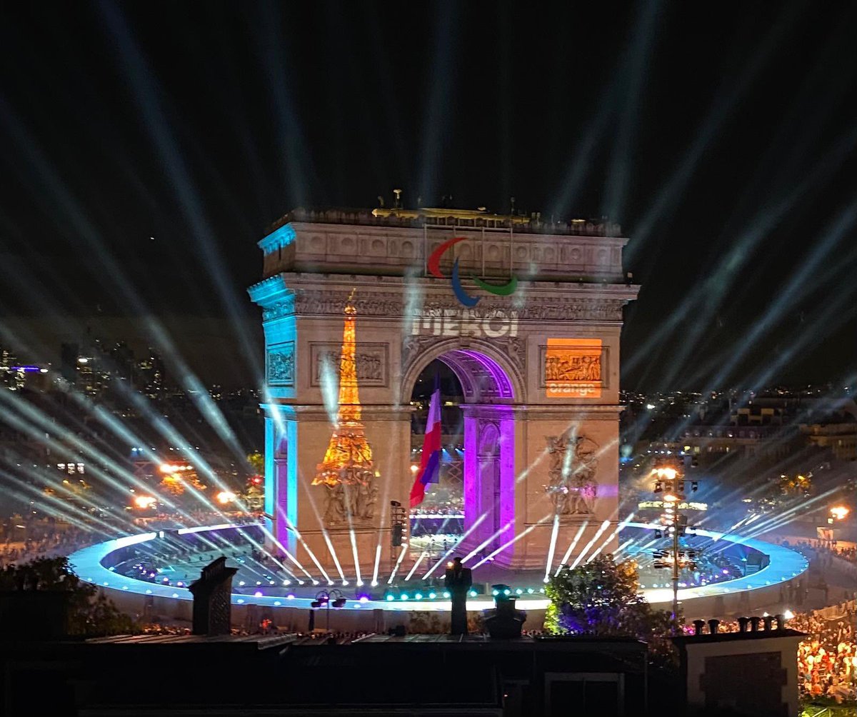 christiane_tran's tweet image. J’y étais avec une centaines d’autres collègues !
Merci @Paris2024 

Moments historiques. Moments iconiques de la #ParadedesChampions pour célébrer nos athlètes, les partenaires et @orange fièrement affiché sur l’arc de triomphe !

📸 @NubelSeverine 😍

#OrangeEstlà