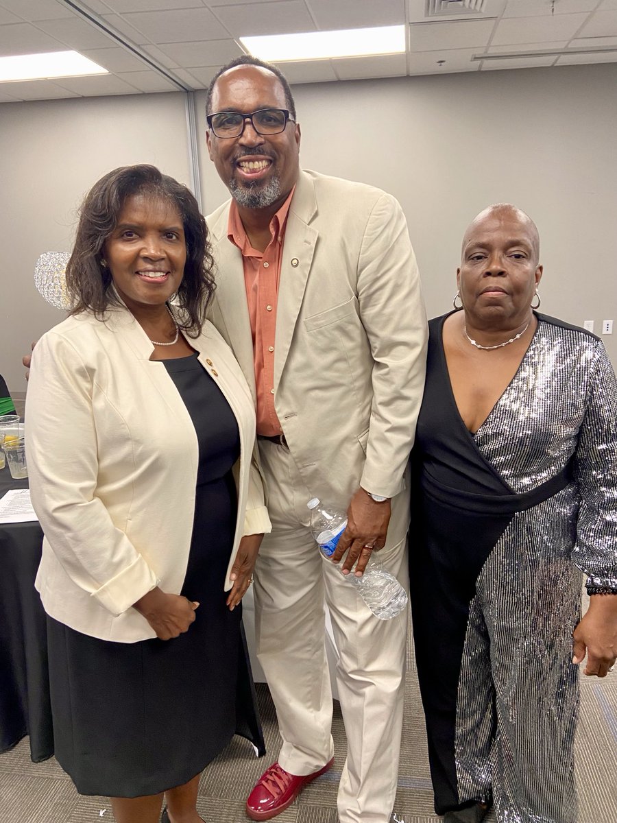 Congratulations to the Tia Hart Community Recovery Program for 20 years of service as recognized by SAMSHA Director CSAT Darrick Cunningham and myself as your board member!☀️🩺.           ⁦<a href="/aafp/">AAFP</a>⁩                                   ⁦<a href="/samhsagov/">SAMHSA</a>⁩