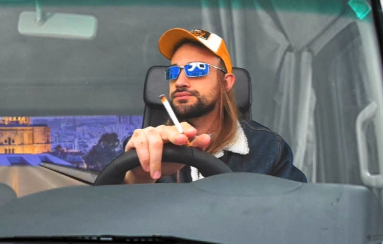 Fernando Alonso viendo el accidente de Checo y Carlos.