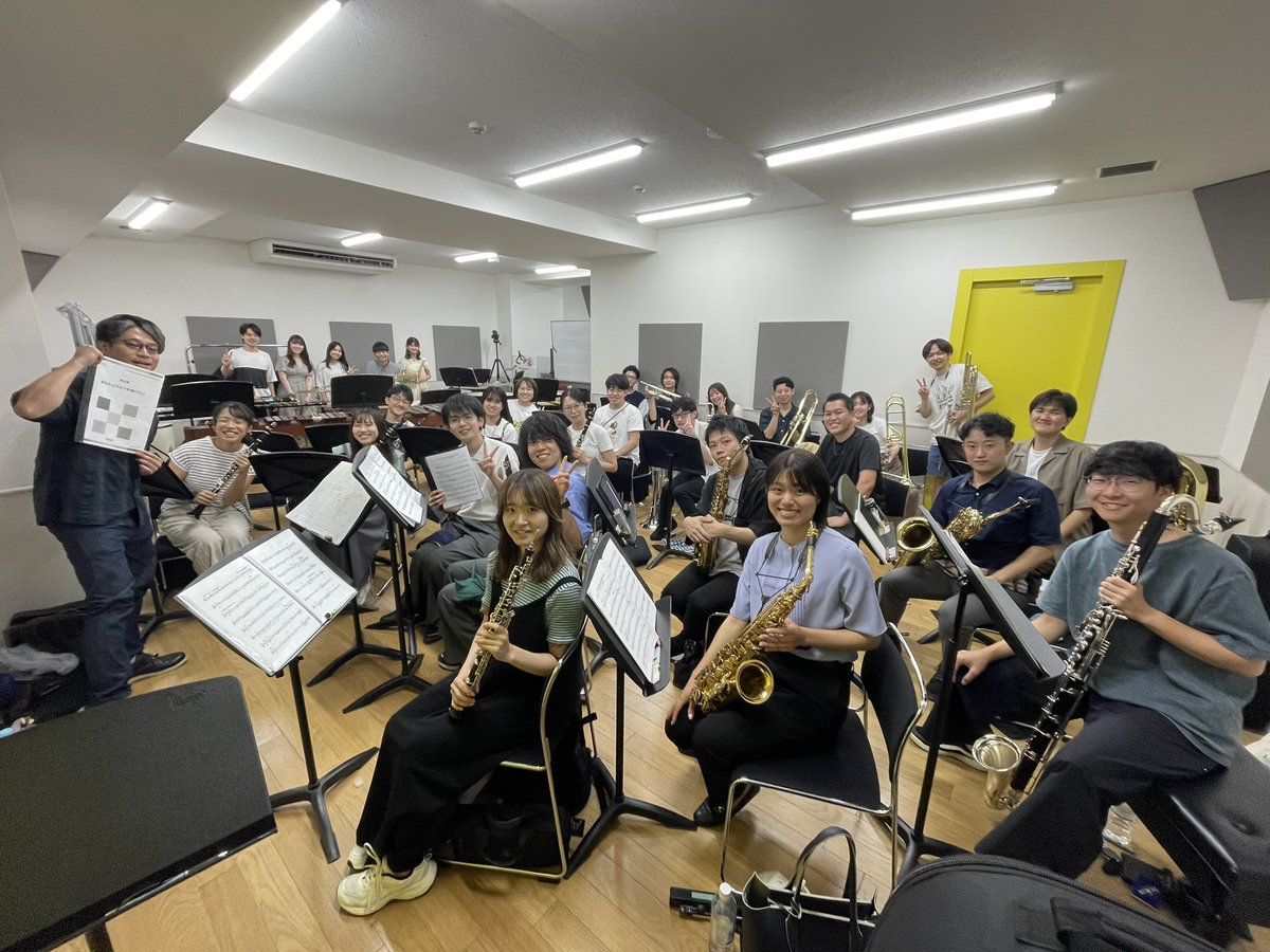 wind_ensemble_Z's tweet photo. 【野呂望先生レッスン！】
昨日は「あなたとワルツを踊りたい」を作曲された野呂望先生にお越しいただき、直々に曲に込められた背景や想いを語っていただきました！やはり作曲者のお一言で世界が一気に変わるものですね！それを奏者が自ら実感しながら吹いていたのが1番の収穫でした。 https://t.co/CFlm6zJWcp