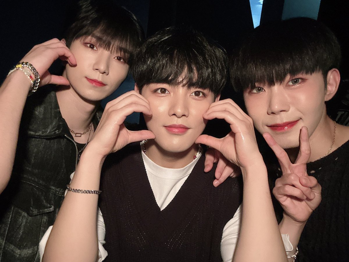 apex5_official's tweet photo. 오늘도 팬분들과 공연 즐기니까 너무 행복했습니다❤️
내일 오사카 마지막 공연이니까 더 열심히 하겠습니다‼

#에이펙스 #APEX #エーペックス 
#시류 #민규
#조하 #케이데이
#겸 https://t.co/ECkn5RocSi