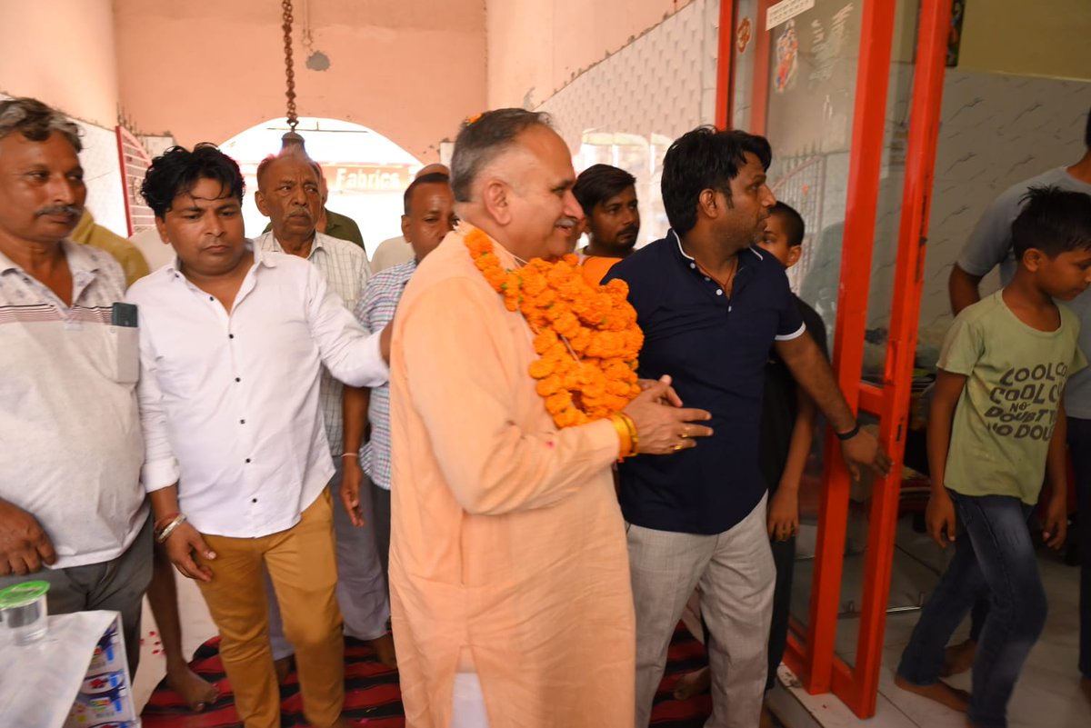 खटीक मोहल्ला में पहुंचकर अपने साथियों से मिला और उनसे इस इलेक्शन में सपोर्ट करने को कहा ताकि सोनीपत का चौतरफा विकास हो सके।

सोनीपत की जनता अब बदलाव चाहती है।

#राजीव_जैन #विधानसभा_प्रत्याशी_सोनीपत #सोनीपत_का_मन_जैन_के_संग #राजीव_जैन_है_तो_भरोसा_है #Sonipat #HaryanaElection