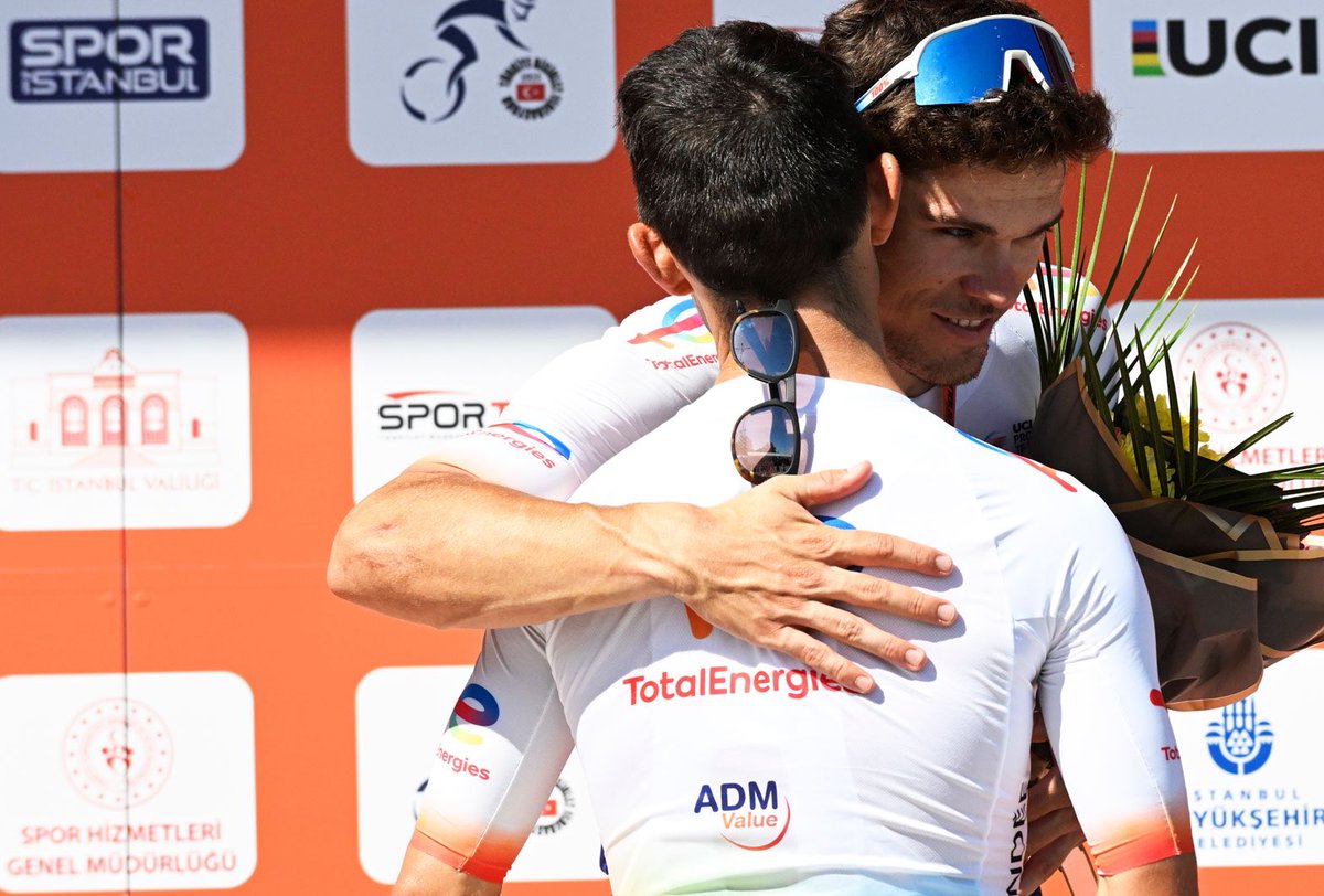 🎬 Clap de fin sur notre aventure Stambouliote 🇹🇷 

Après 4 jours de compétition, le Team TotalEnergies se voit récompensé pour ses efforts et son engagement collectif. 💪

<a href="/mat_burgaudeau/">Burgaudeau</a> conforte son avance et termine ce Tour en tant que leader du classement général. 🟠

1️⃣/2️⃣