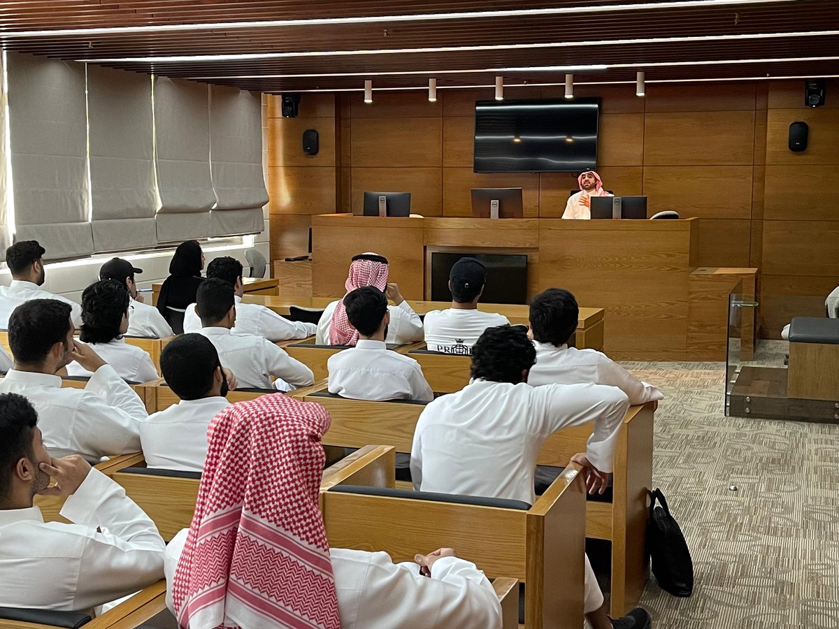 law_pmu's tweet photo. نظم نادي القانون اليوم الأحد الموافق 15 من سبتمبر ندوة قيمة قدمها الدكتور @SALEHYAL خالد العماري حول يوم القانون. كانت المحاضرة فرصة للطلاب للتعلم ولطرح أسئلتهم واستفساراتهم حول يوم القانون العالمي. نتقدم بالشكر الجزيل للدكتور خالد على هذه المحاضرة المميزة https://t.co/JxuQOvNUdo