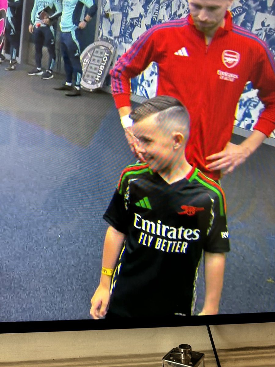 Our little Gooner Mascot is a legend - sticking up for @arsenal on his own against all the Spurs mascots 
The young lad deserves a medal 🥇 
#TOTARS ❤️🤍❤️🤍