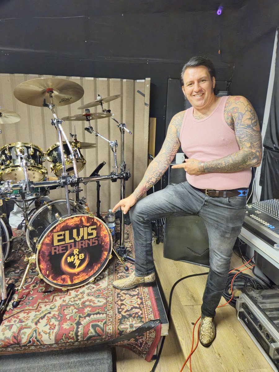 King &amp; Queen kits collide

#rockwiththeott #scottottaway #elvisreturns #SteveKnight #Queen #Queentribute #drums #drummer #drummersofinstagram #sessionmusician #sessiondrummer #midnightrebelband