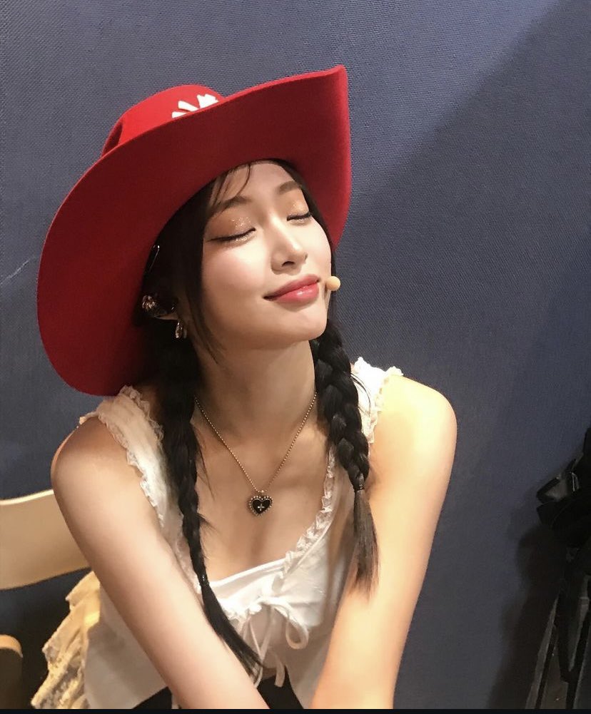 Mengenakan topi koboi merah yang menyala seusai promosi Lights On kali ini 🎀 mari nyalakan semangat itu hingga promosi berakhir~